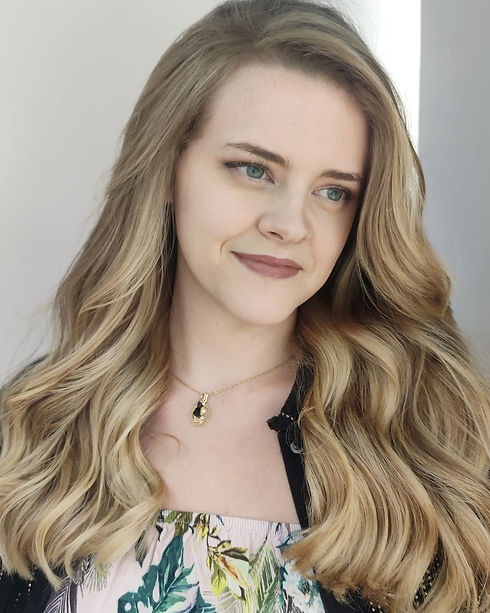 Referencia visual de melena rubia con ondas